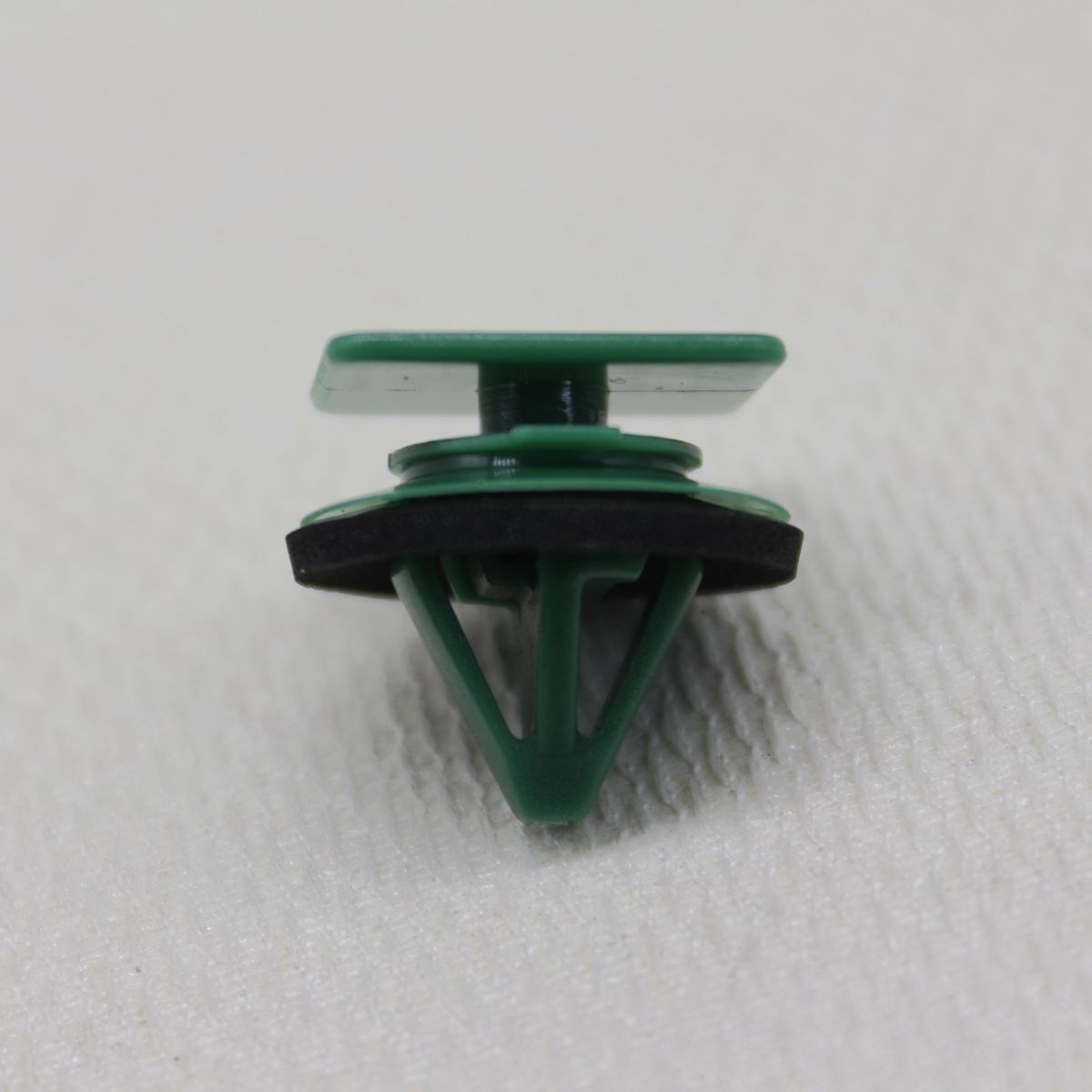 10 Rocker Panel Molded Decorative Fixing Clip with Sealer for Mazda D10E-51-SJ3