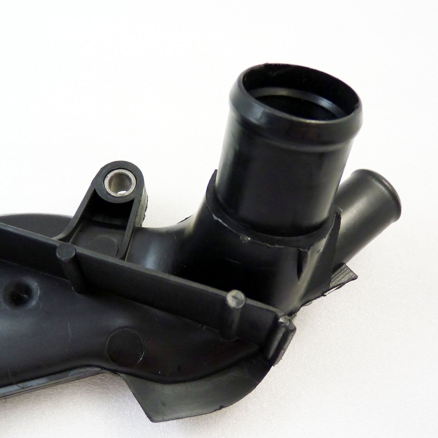 078121121K new thermostat housing for Audi A6 Quattro and for Volkswagen for Passat 2001-2005.