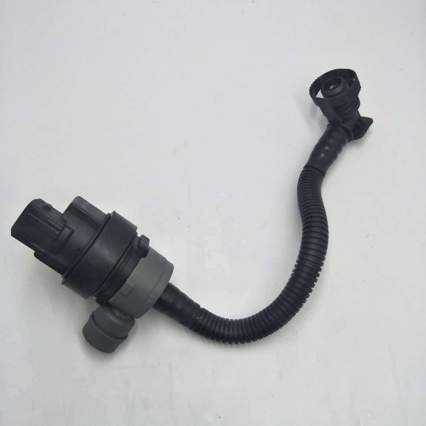 Fuel tank ventilation valve with pipe suitable for E90 E91 E87 E82 E88 E92 E93 13907618643- v