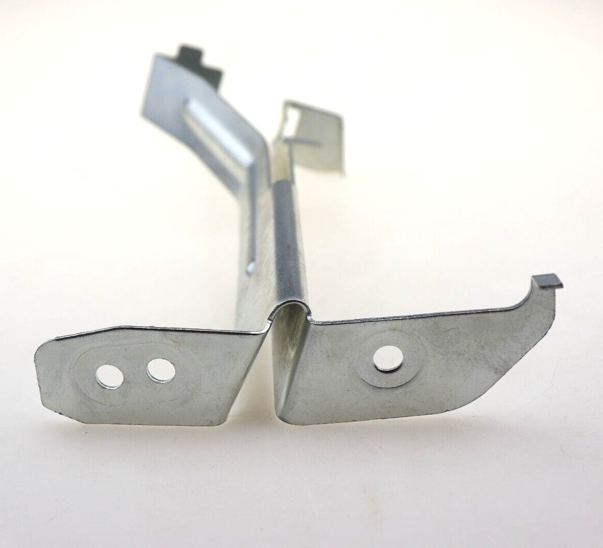 Suitable for Mercedes W204 W212 W218 left support base plate cover bracket 2045241340