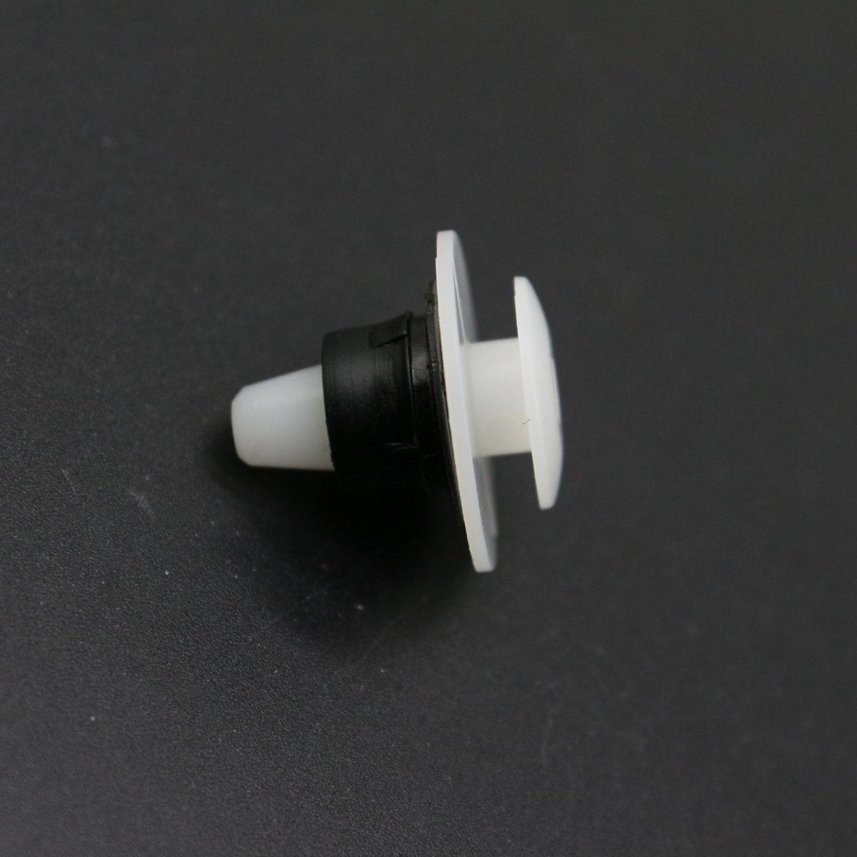 10 pieces for Audi for VW Mk2 for Golf for Passat side trim clips with cable grommets 357853585, 357853586