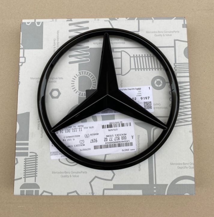 for Mercedes-Benz W463A G-Class G550 G63, front grille with star-like sheen, new in black.