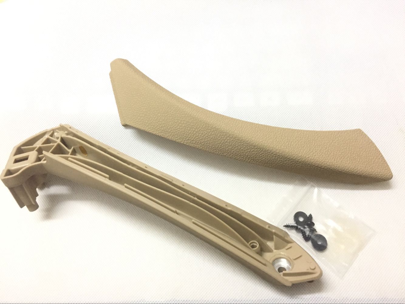 The beige inner door and outer door panel handle cover on the right side are suitable for the E90. n