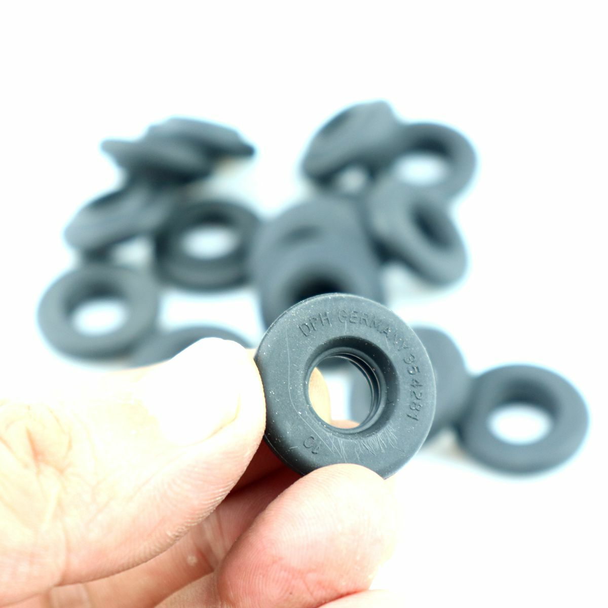 15-piece pack of valve cover gasket bolt seals suitable for BMW E39 E46 E53 E60 E61 E65 E66 buttonholes