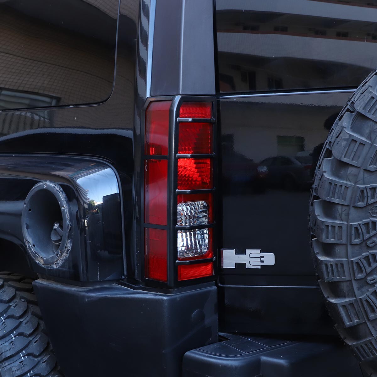 A pair of steel taillight cover trim accessories for Hummer H3 2006 - 10 - n