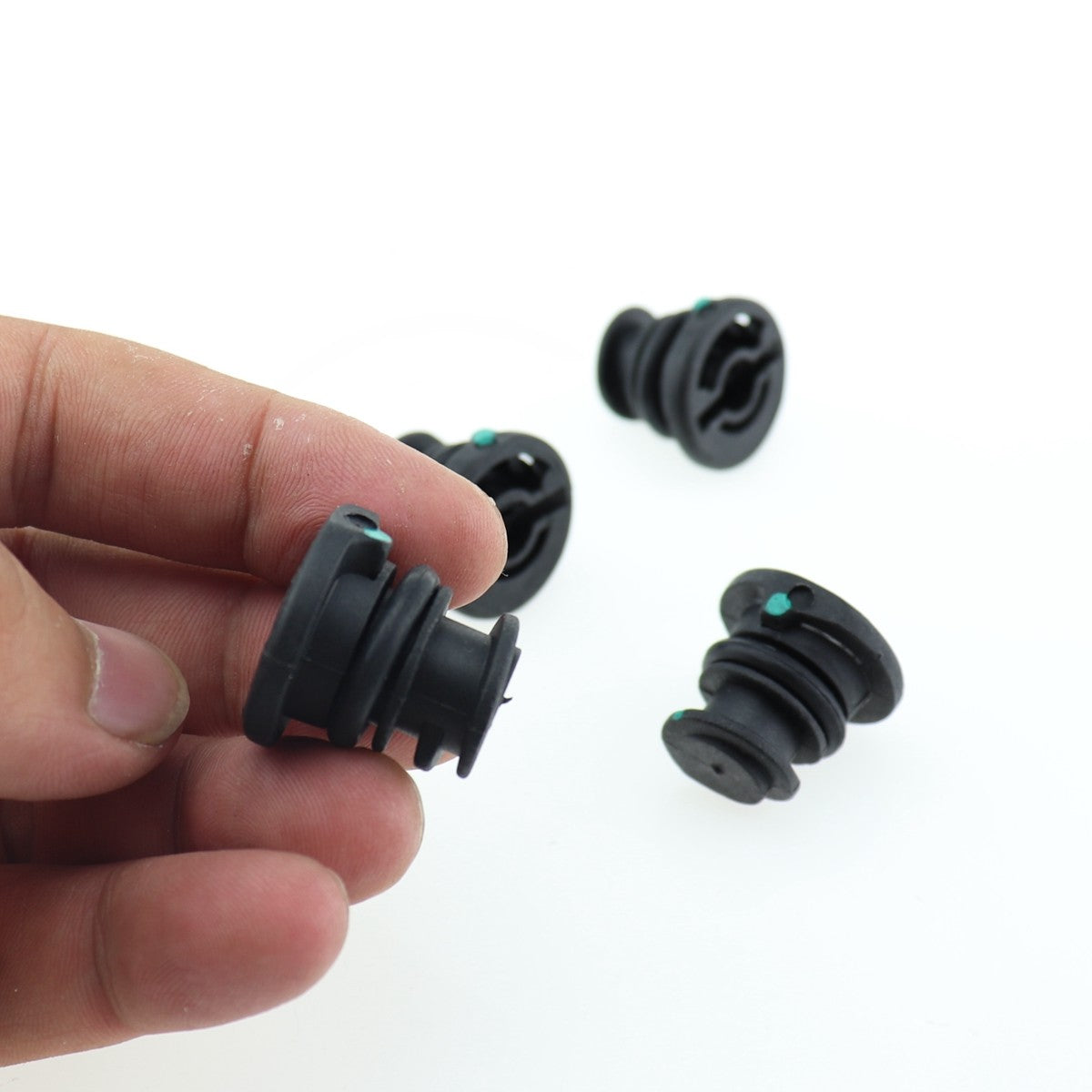 2015-2018 Plastic drain plugs for Volkswagen for Golf GTI, equipment manufacturer ( ) 06L103801, 4 new pieces.