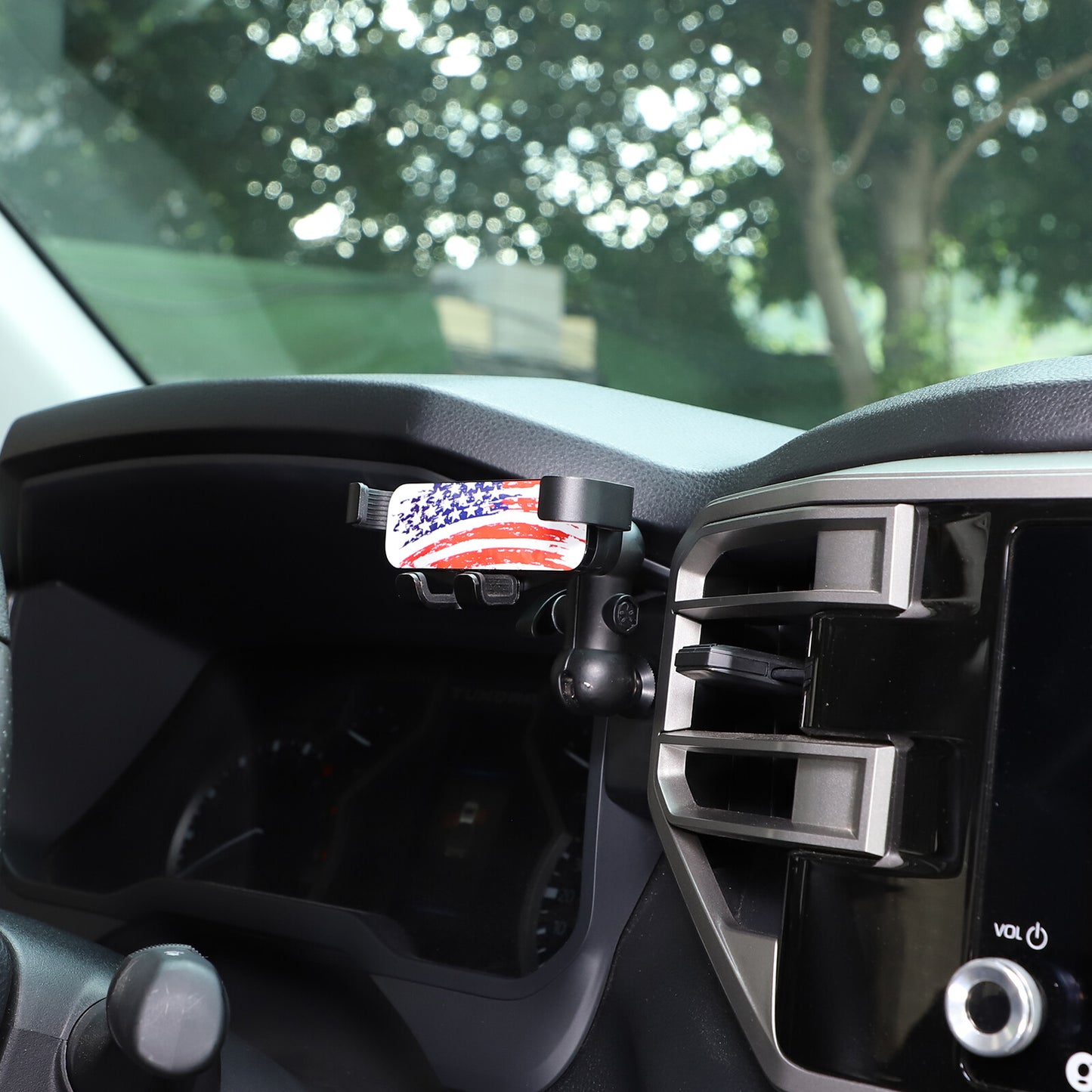 Navigation screen mounting bracket/phone holder for Tendera 2022+ (American flag) - n