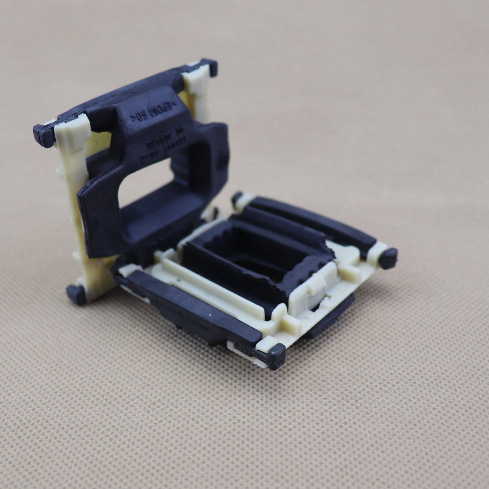 Suitable for BMW X2 F54 F55 F56 F57 F60 Lower Radiator Mounting Bracket L+R 17118617880