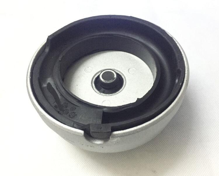 E70, E71, X5, and X6 vehicles feature two front strut shock absorber mounts and four lower support components. n