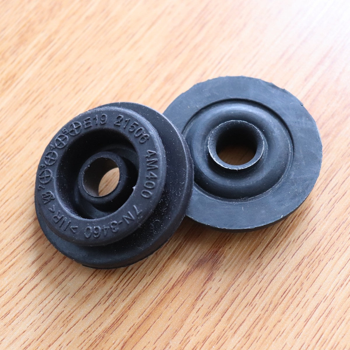 2 PCS Upper Radiator Mount Bushing Fits for Nissan for Infiniti 21506-4M400 ,21506-6M100