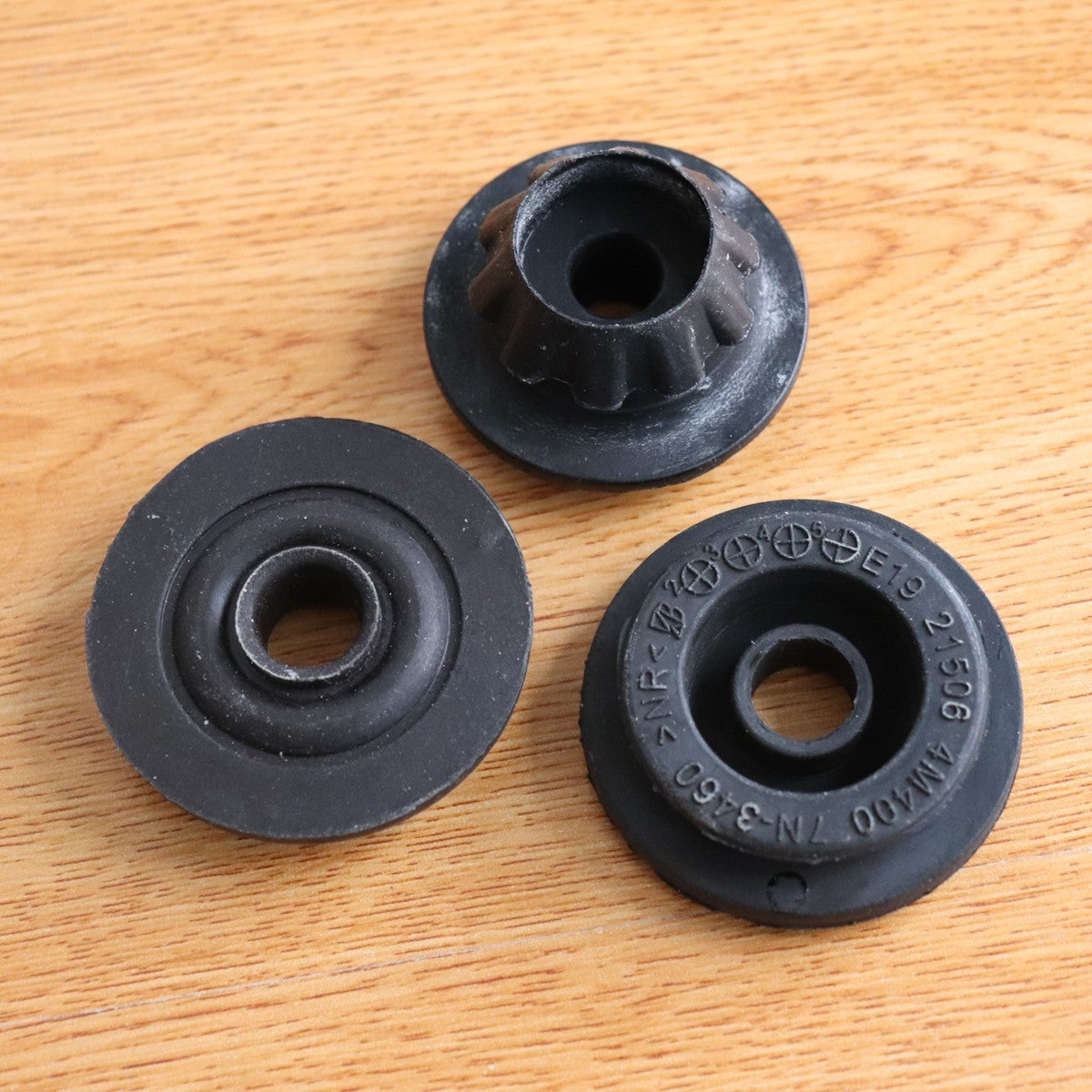 3-piece upper radiator mounting bushings suitable for Nissan for Infiniti 21506-4M400, 21507-4M400