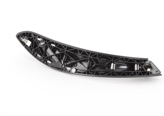 The black inner door panel handle cover on the front left side is suitable for F30 320i. n