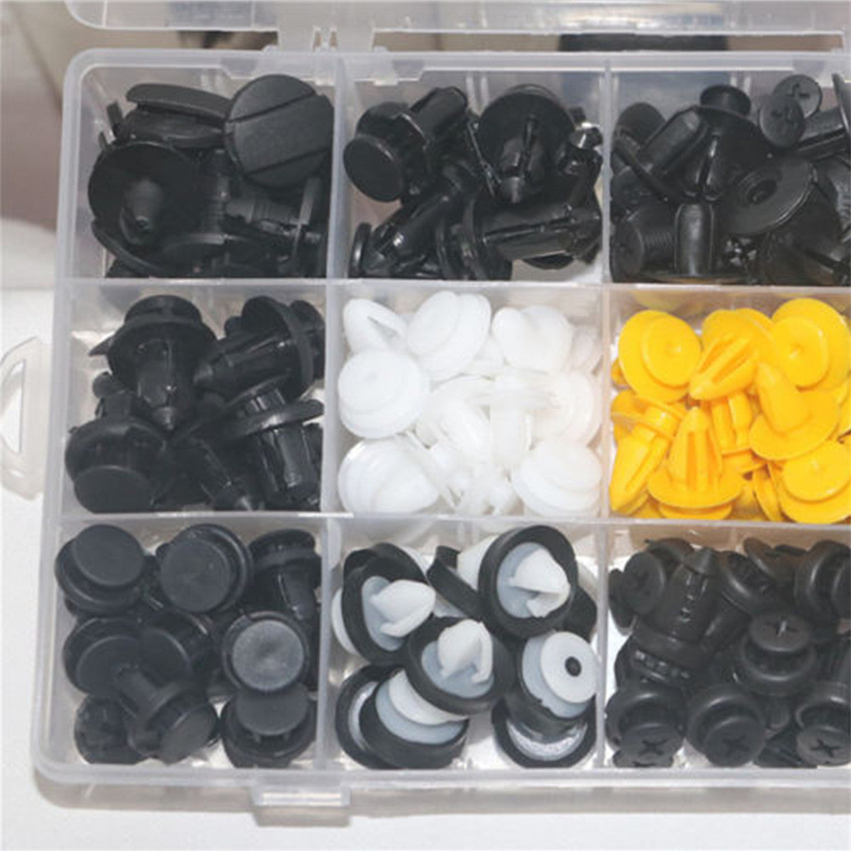 100-piece pack of plastic rivet clips for car door mudguards, suitable for automotive parts.
