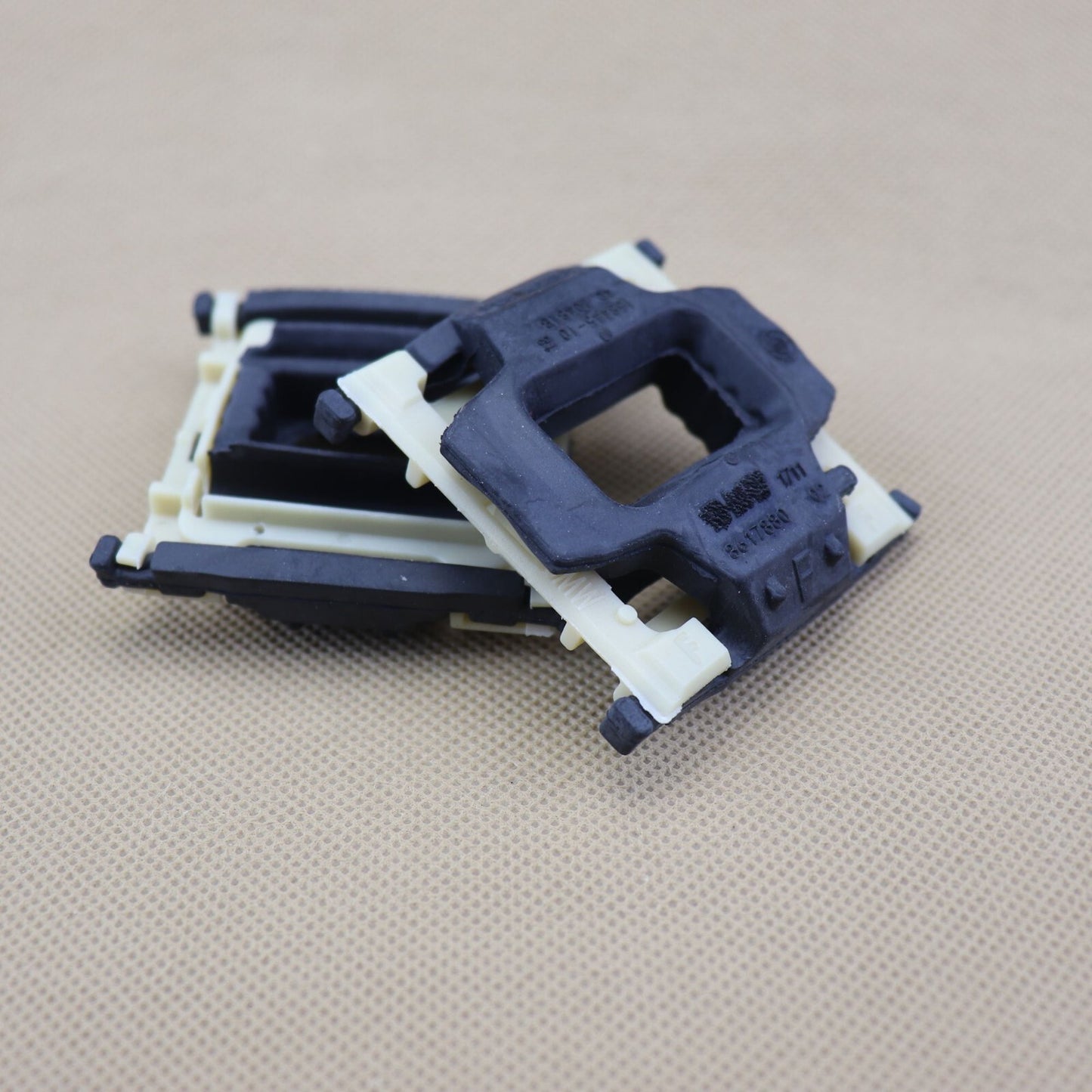 Suitable for BMW X2 F54 F55 F56 F57 F60 Lower Radiator Mounting Bracket L+R 17118617880