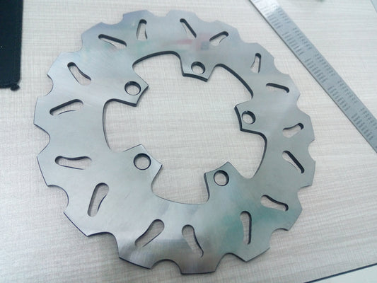 The CNC rear brake disc rotor is suitable for Yamaha 2002-2003 YZF R1 (RN09/e13/0054) 1000CC