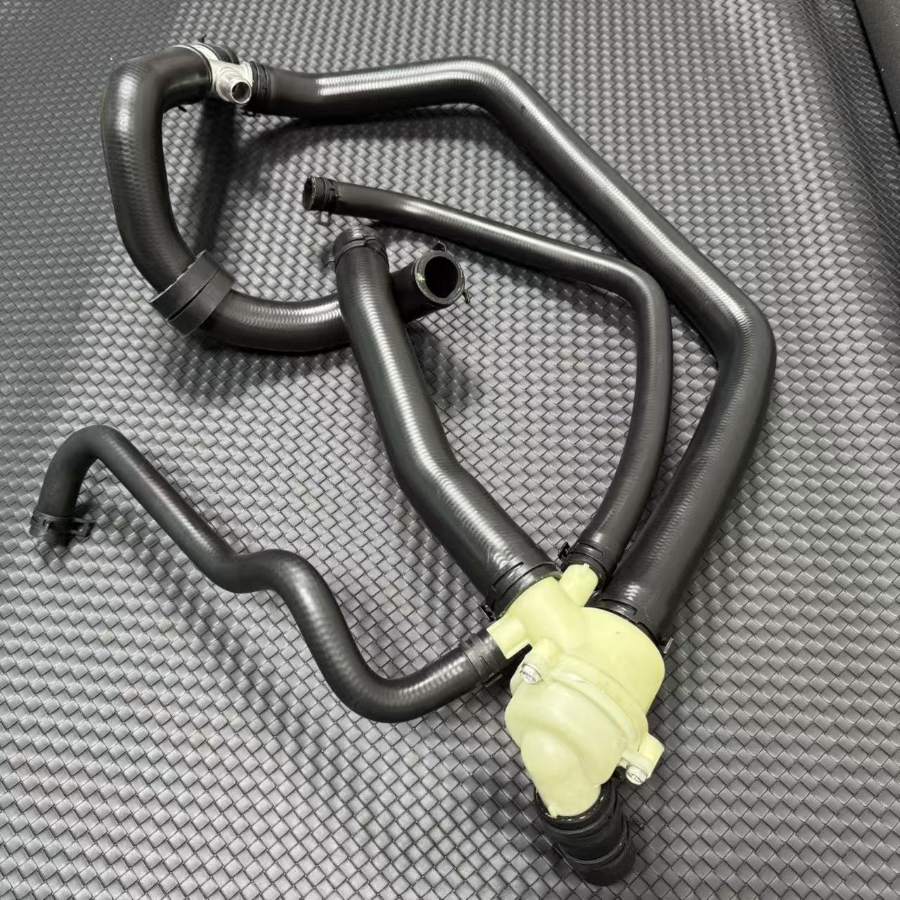 PEL500290 Thermostat Radiator Coolant Hose for Land Rover Discovery 04-09