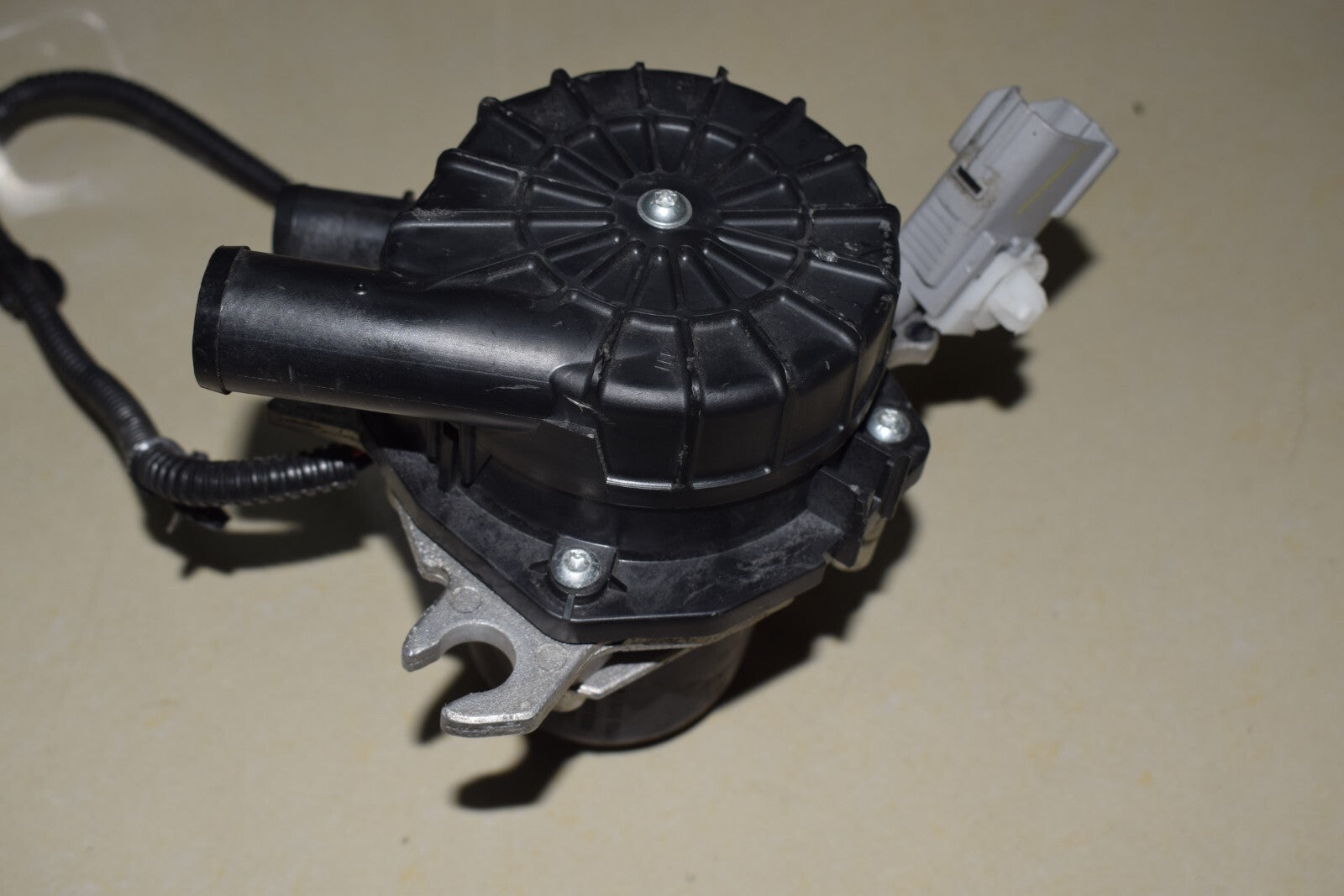 New for Toyota Tundra Sequoia LX570 Vacuum Pump 2007-2013 17610-0S010 Q
