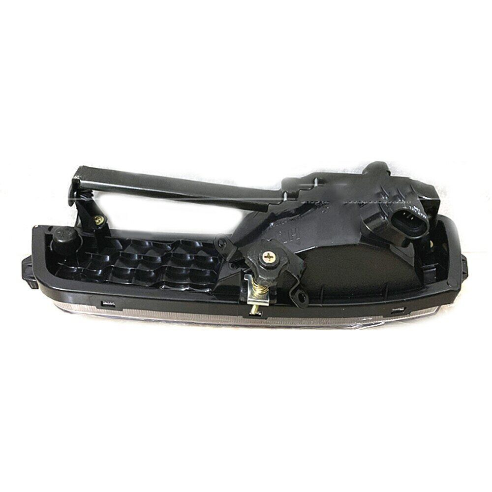 A pair of modern accent front bumper fog lights and turn signals from 2006 to 2010.