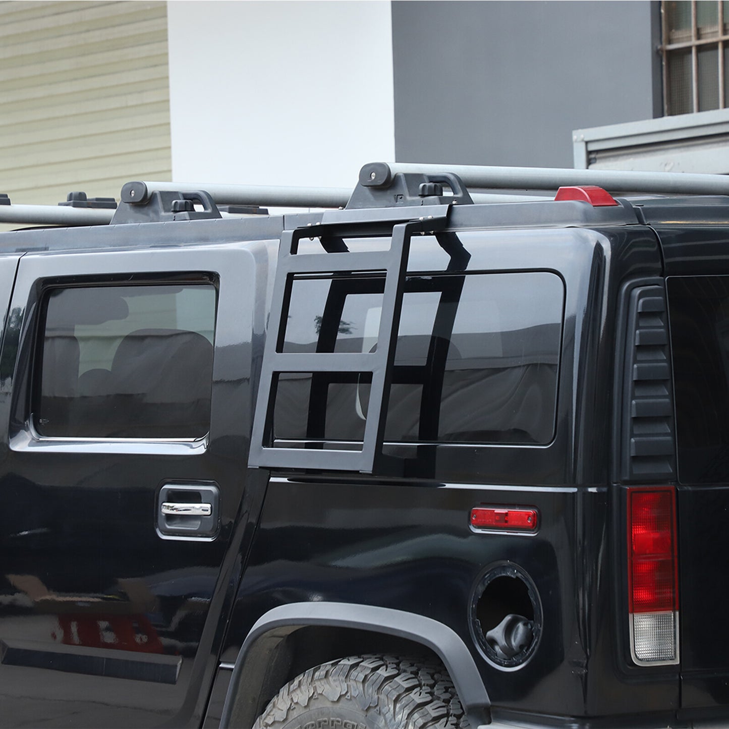 The extended climbing ladder and roof steps on the left rear window are suitable for the for Hummer H2 2003 - 09