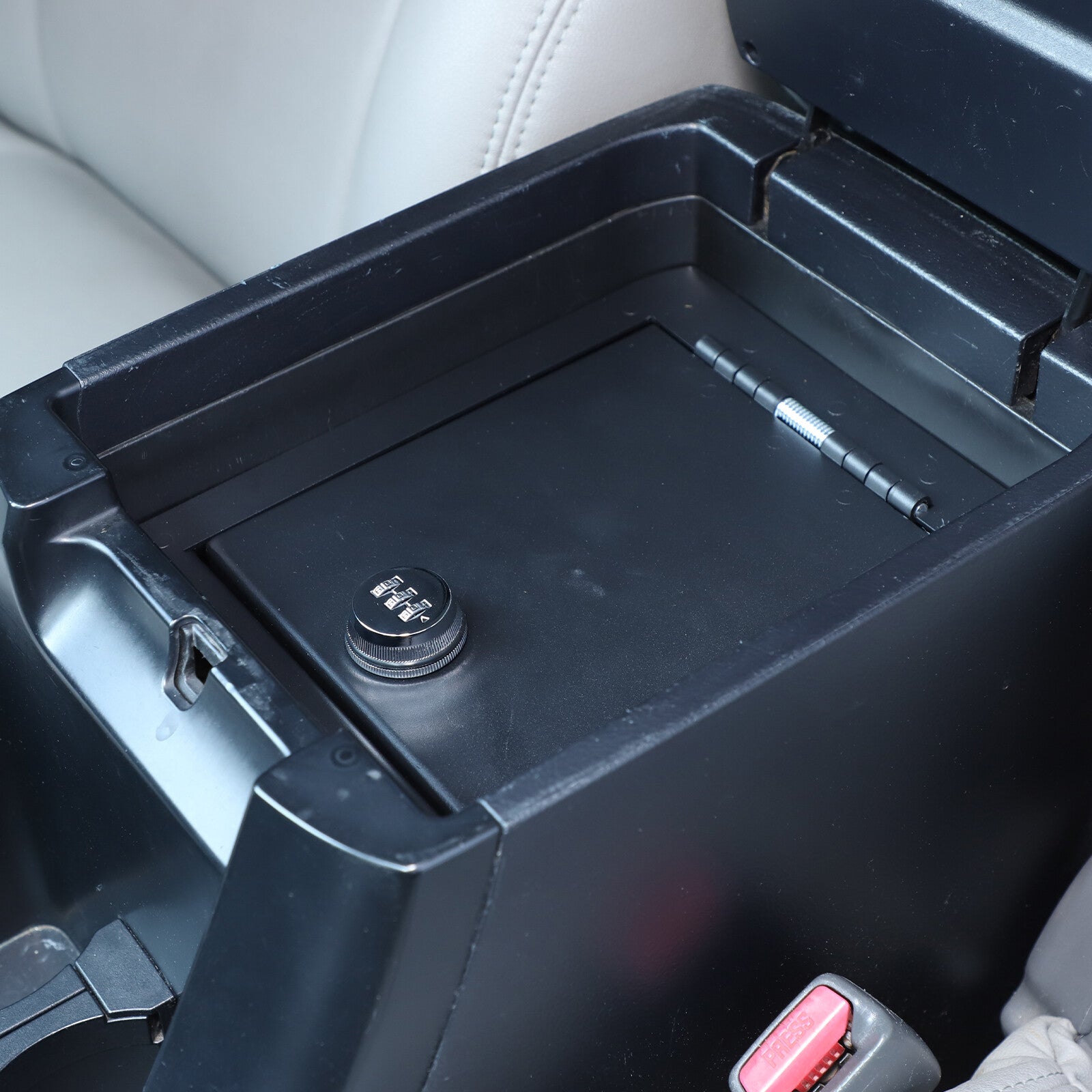 The center console safety storage box/vault is suitable for Land Cruiser Prado J120. (2003-09-) n