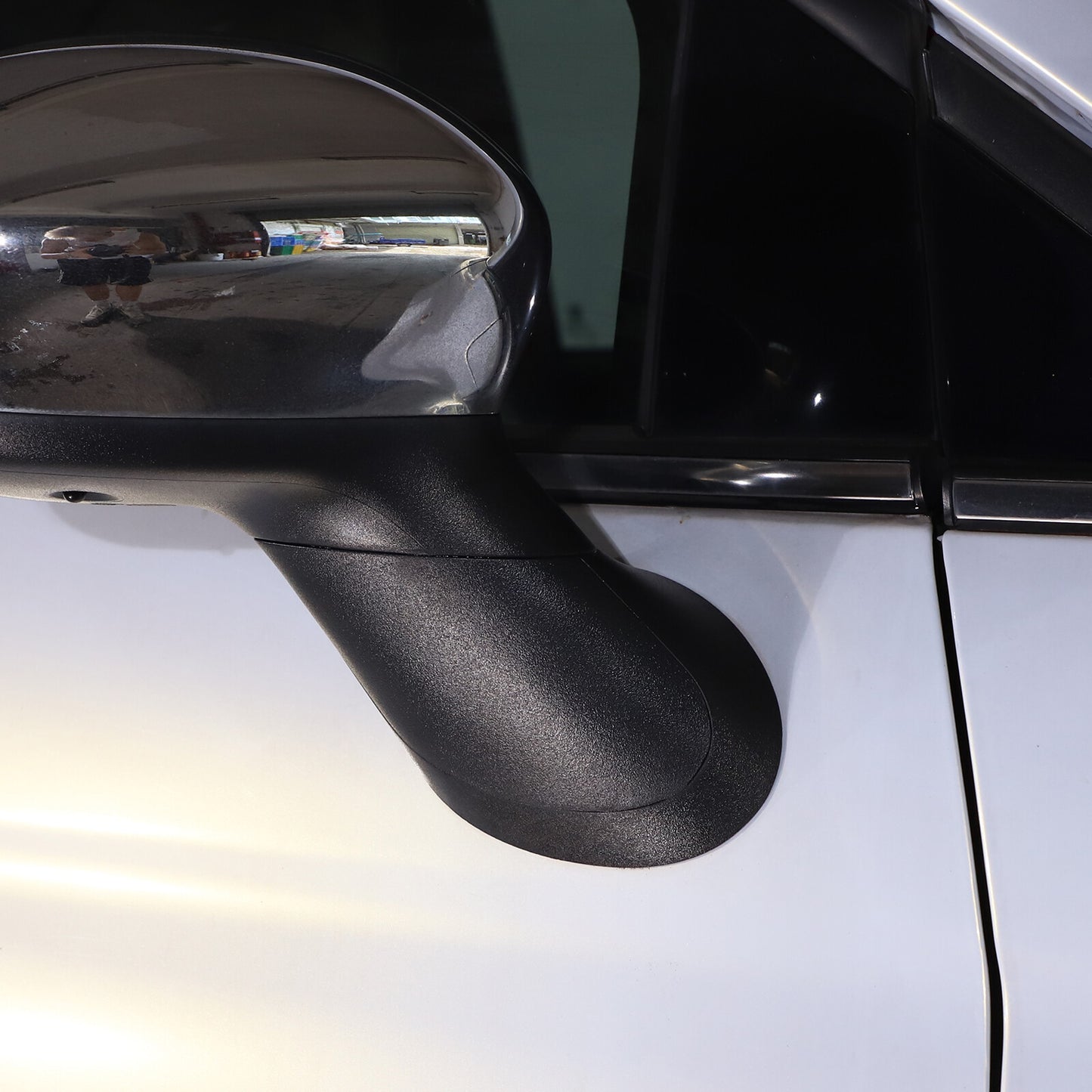 Side door mirror trim covers are suitable for 2012-2019 for Fiat 500 2X models.