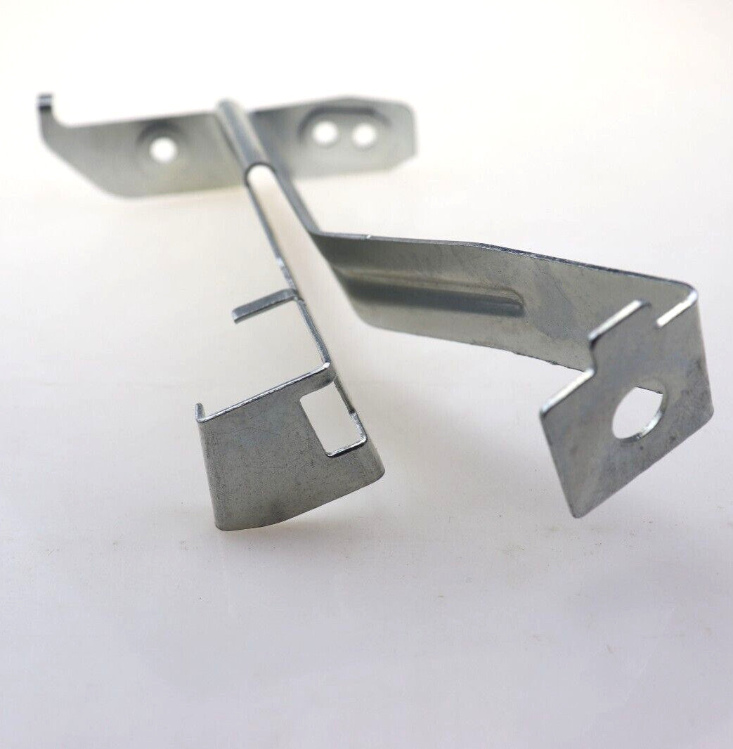 Suitable for Mercedes W204 W212 W218 left support base plate cover bracket 2045241340