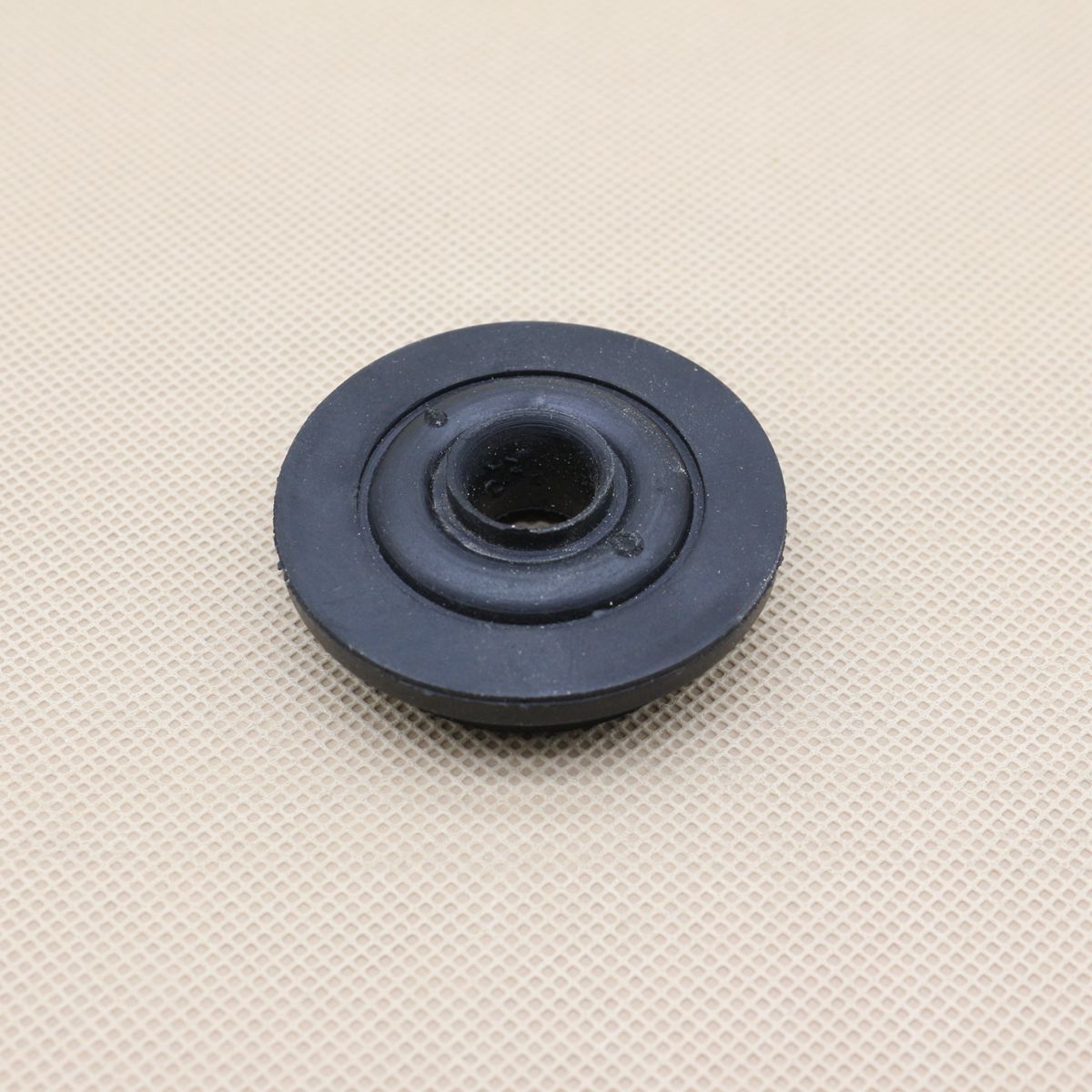 One piece of upper radiator mounting bushing rubber pad 21506-4M400 suitable for Nissan for Infiniti