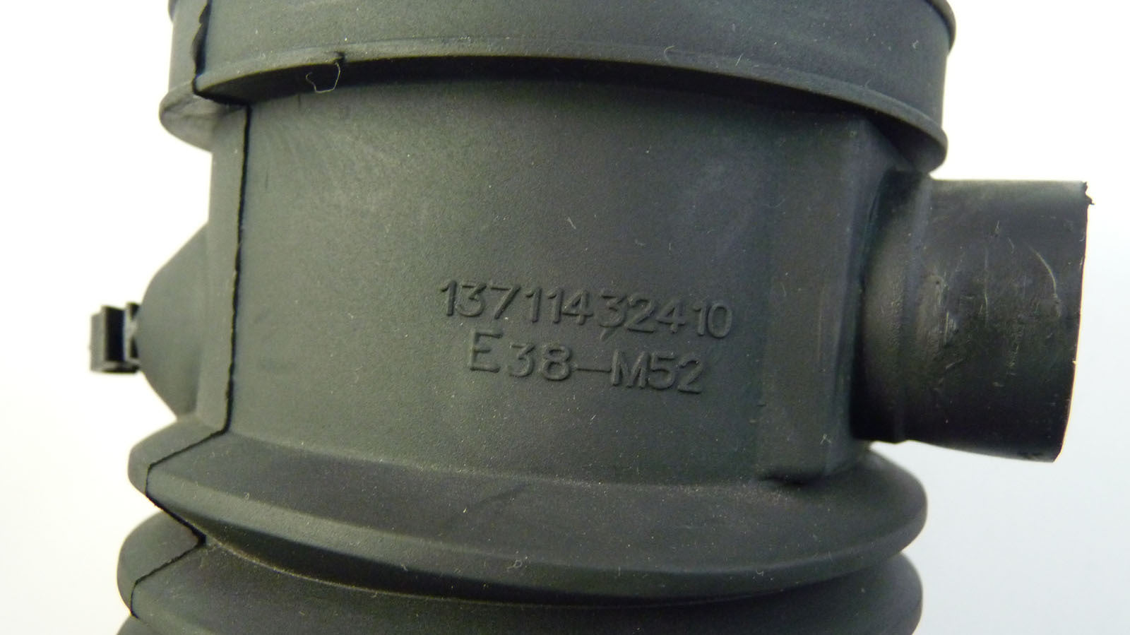 Suitable for 740i E38 intake start air quality sensor to secondary throttle body pipe brand new - v