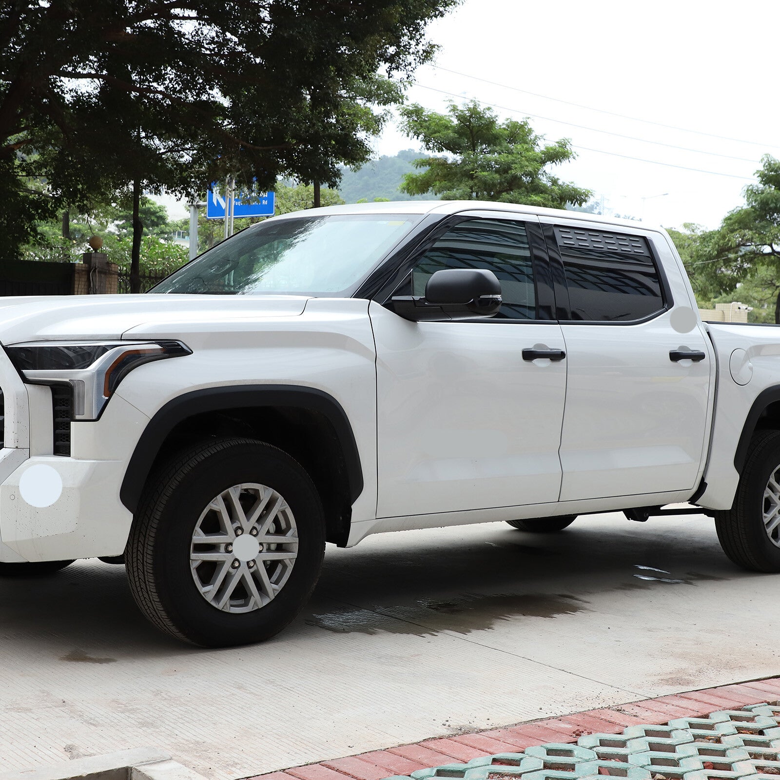 Two rear door window open ventilation panel trim pieces are available for the for Toyota Tendera 2022-2024 package.