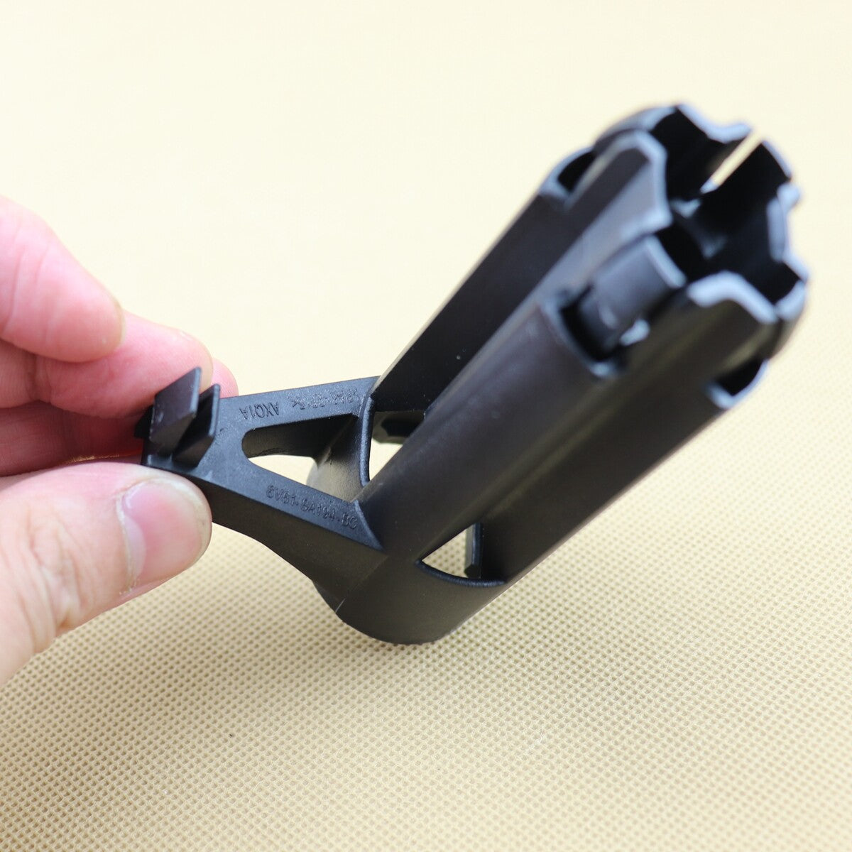 1-pack of front radiator upper brackets for Ford Focus 2012-2016 1.6L and 2.0L models CV6Z8A193B