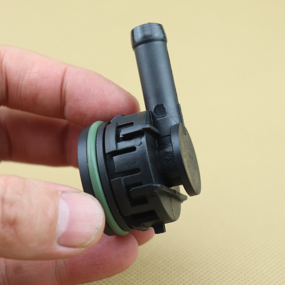 Crankcase vent hose ventilation valve suitable for Audi A1, A3, Q2, Q3, for Volkswagen for Skoda seats 04E103175M