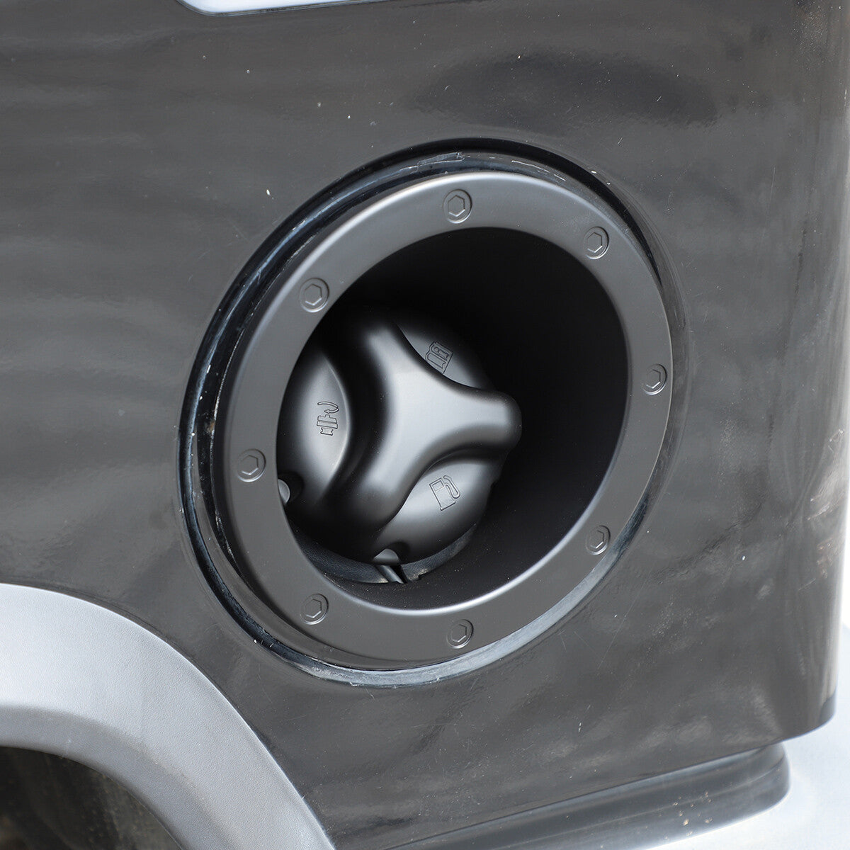 Matte black fuel filler cap and gas tank cap molded decorative cap suitable for Humme-r H2