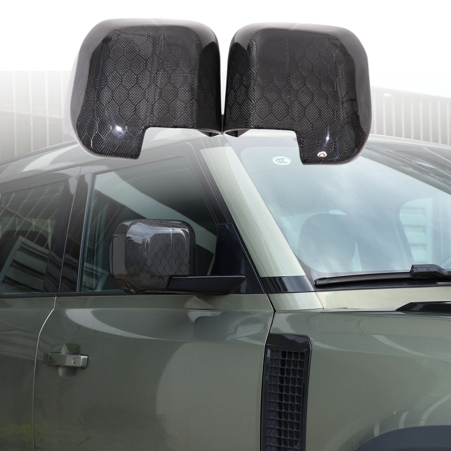 Honeycomb carbon fiber rearview mirror caps are suitable for Land Rover for Defender 90, 110, and 20-24 models.