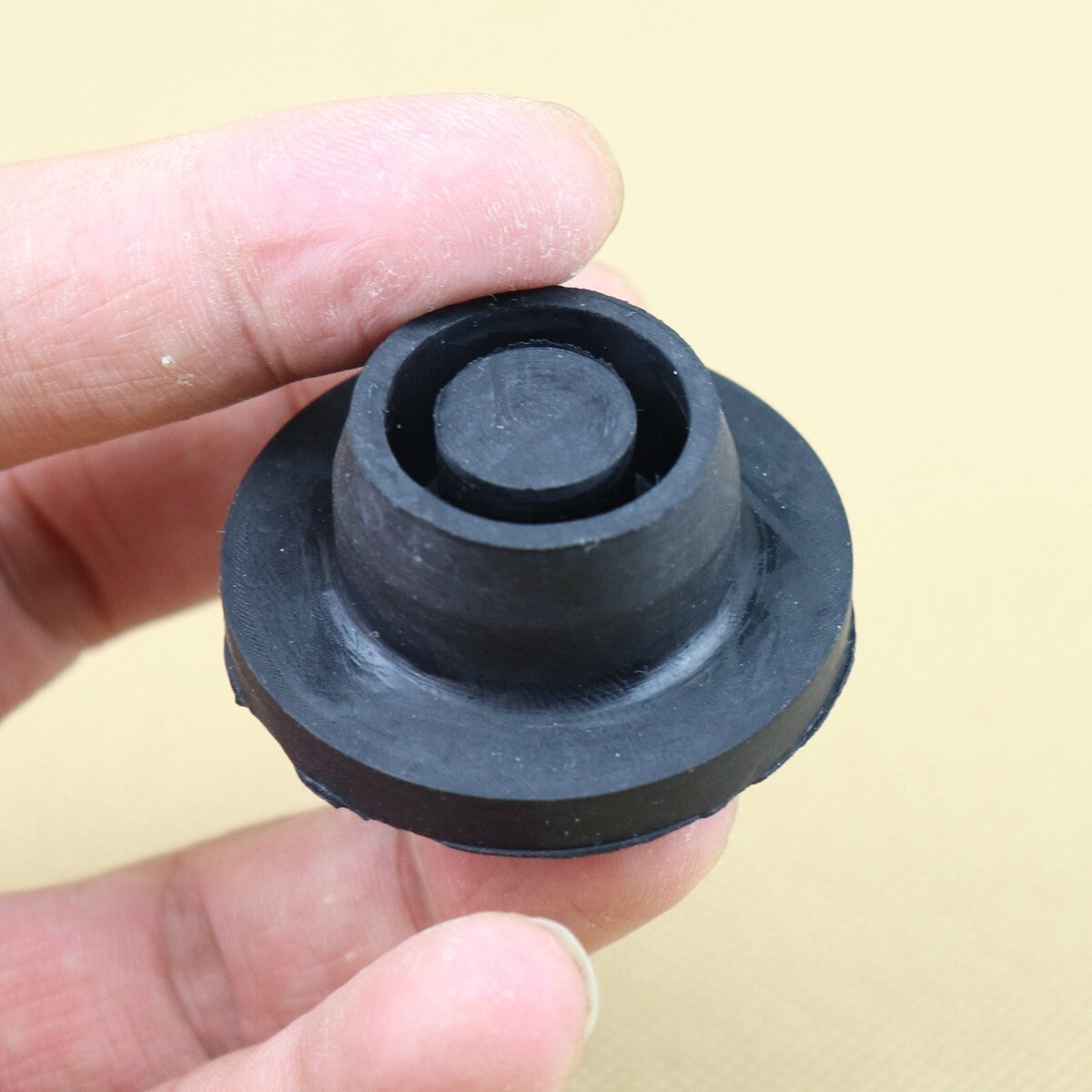 1 pair of insulated radiator mounting bushings for Toyota 1652320020 Radiator.
