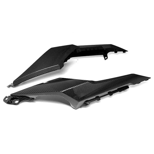 The carbon fiber upper rear fairing is suitable for Honda CB500F and CB500R models from 2016 to 2018.