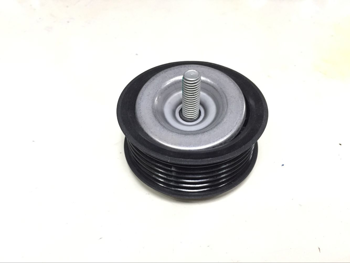 1 piece Right Side Idler Belt Pulley for Mercedes W204 W212 C207 R172 M271 v