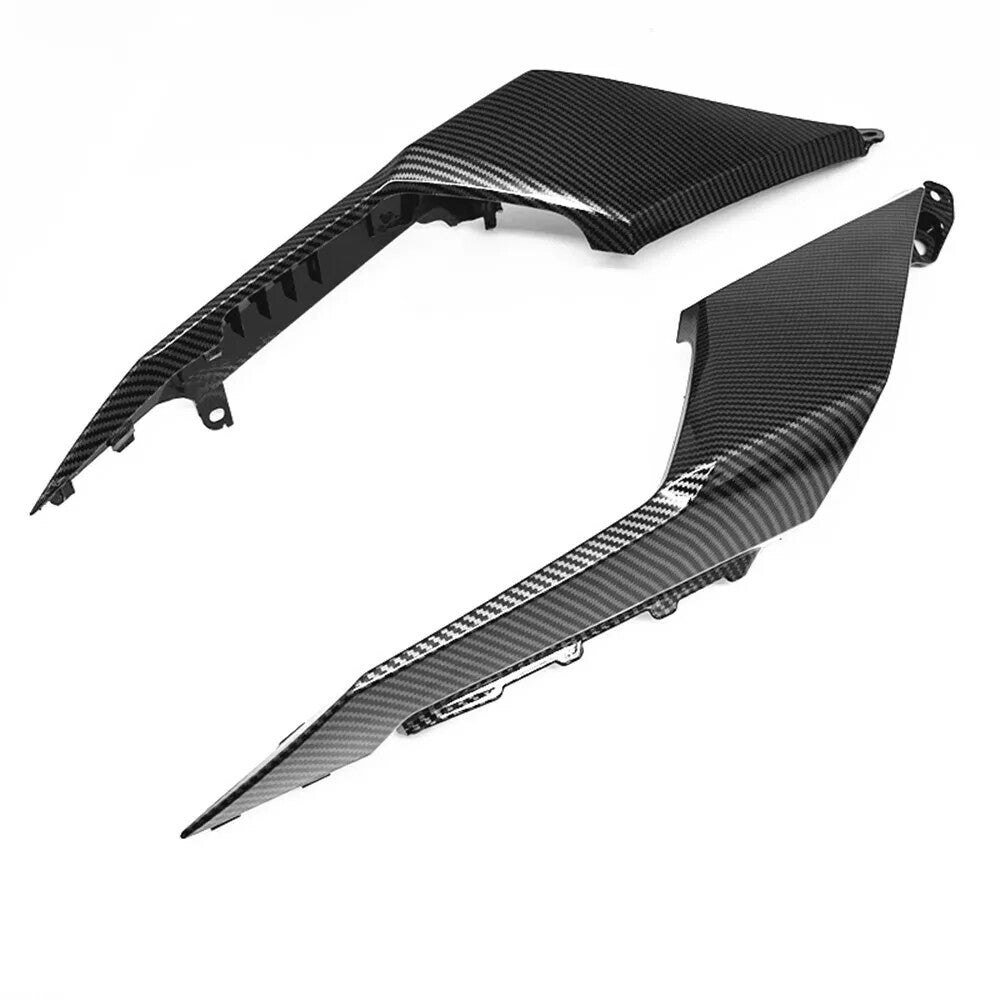 The carbon fiber upper rear fairing is suitable for Honda CB500F and CB500R models from 2016 to 2018.