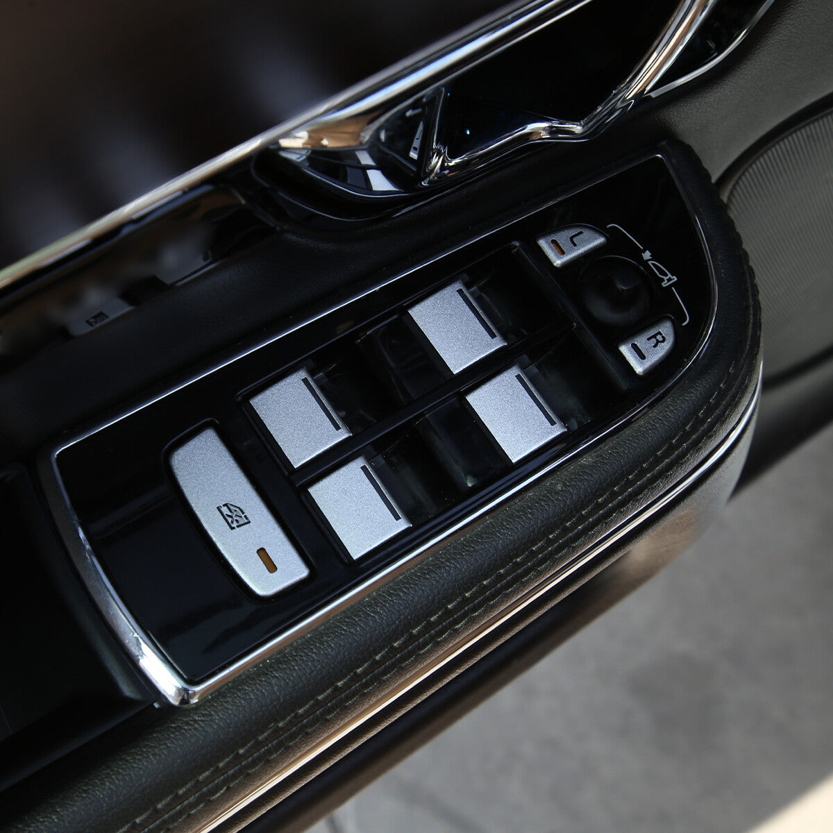 Carbon fiber exterior center-mounted AC mode trim frame for the  for ford  Maverick 2022/2023 Q
