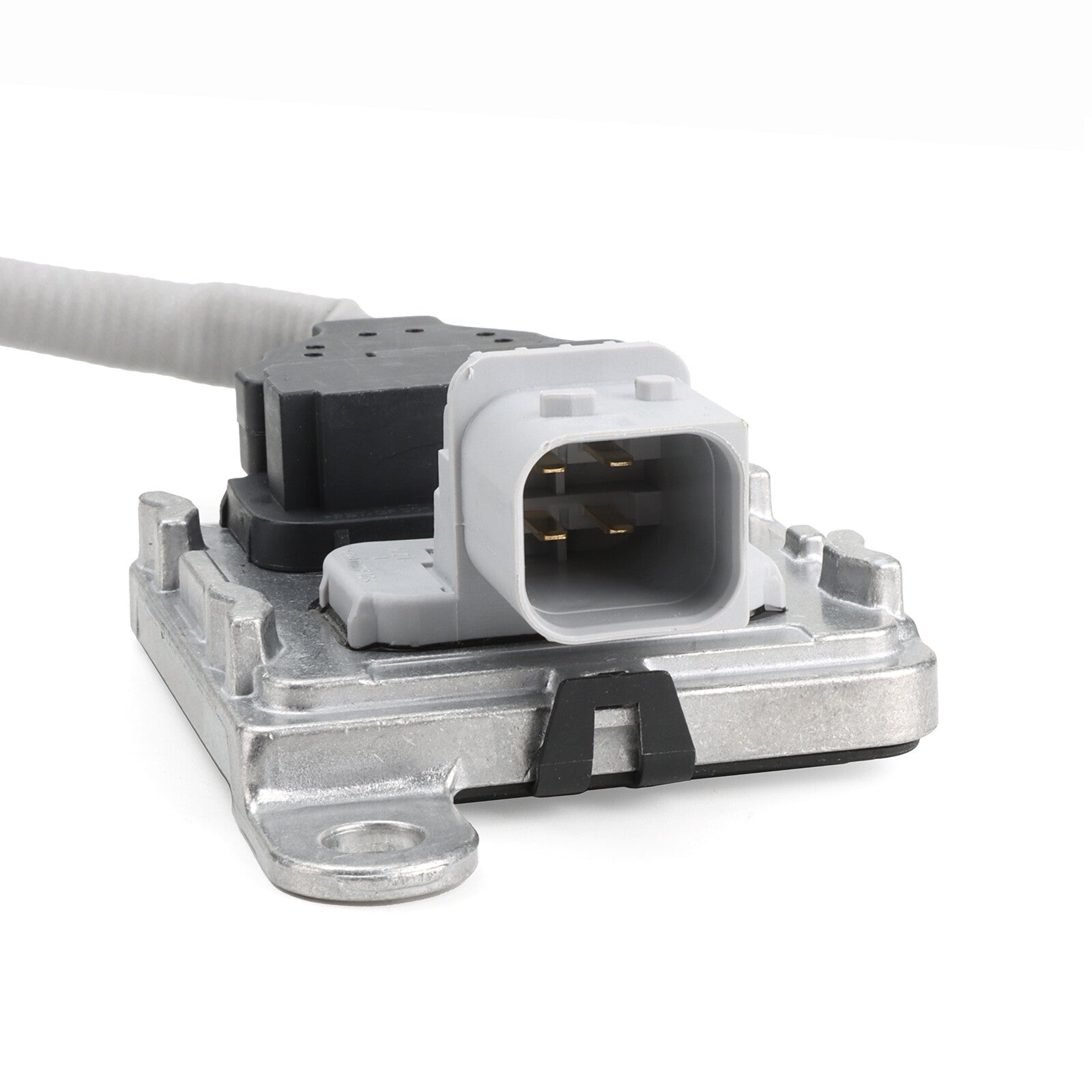 The new NOx sensor 5WK97339A is suitable for Freightliner Cascadia vehicles with fuel capacities of 11.9L, 12.8L, and 14.8L.