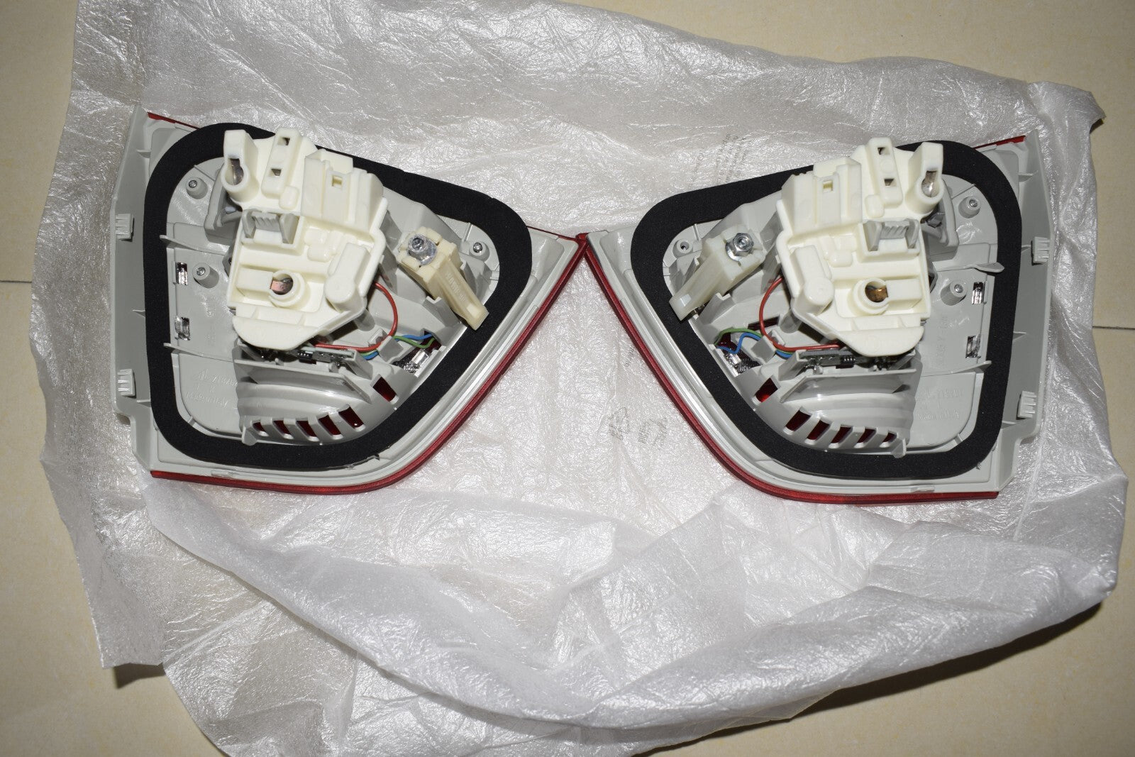for BMW 3 E91 320i 2009 RHD Rear left and right inner taillights 7154161, 7154162 OEM