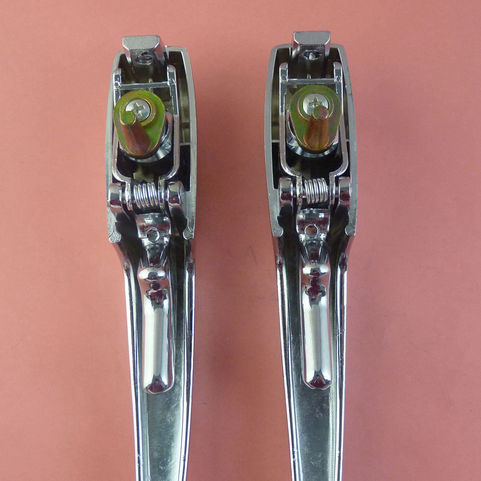 A pair of exterior door handles with keys for for VW Beetle Karmann Ghia 113837205M- v