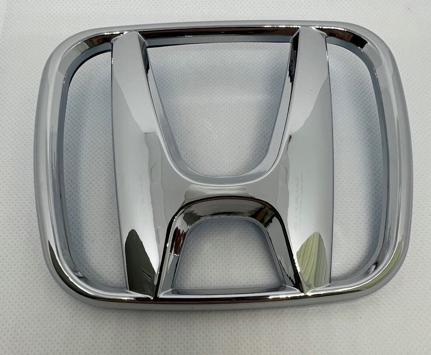 The front grille badge is applicable to for Honda Crosstour 2010-2012 Fit 2015-2017 HRV 2016-2018.