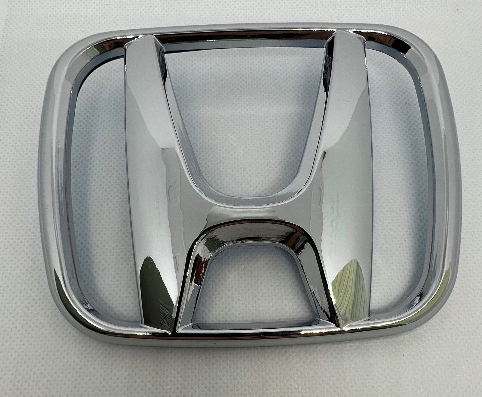 The front grille badge is applicable to for Honda Crosstour 2010-2012 Fit 2015-2017 HRV 2016-2018.