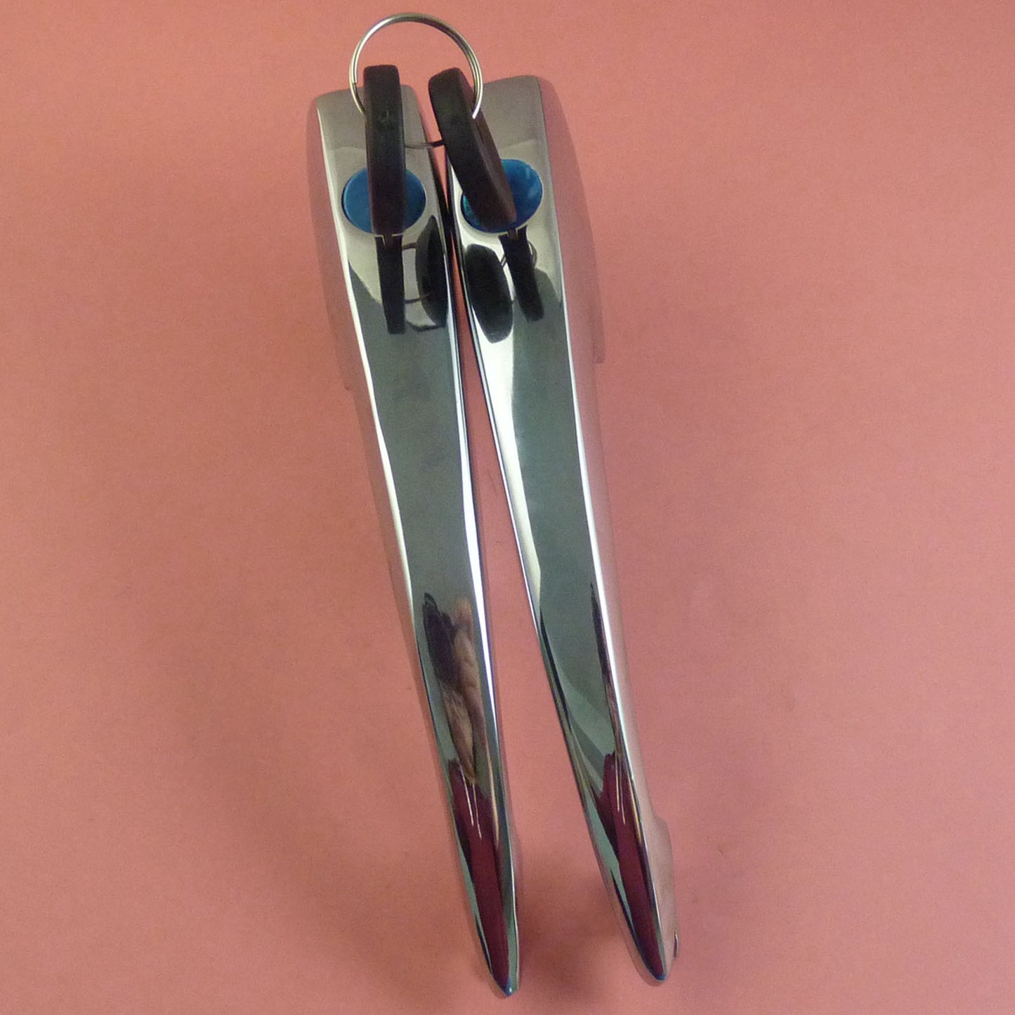 A pair of exterior door handles with keys for for VW Beetle Karmann Ghia 113837205M- v