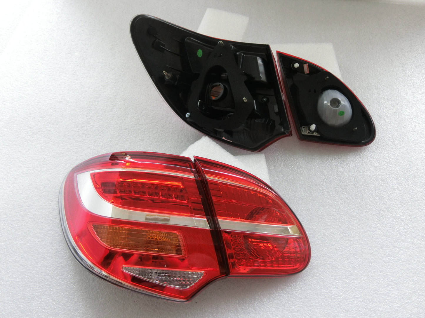 LED taillights in red/clear and with cover base suitable for 2003-08 for Toyota for Corolla ZRE120