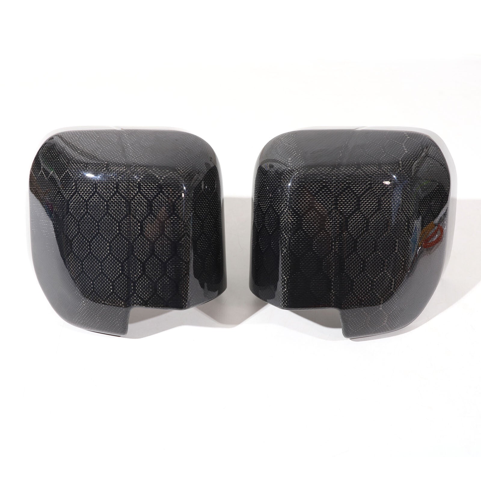 Honeycomb carbon fiber rearview mirror caps are suitable for Land Rover for Defender 90, 110, and 20-24 models.