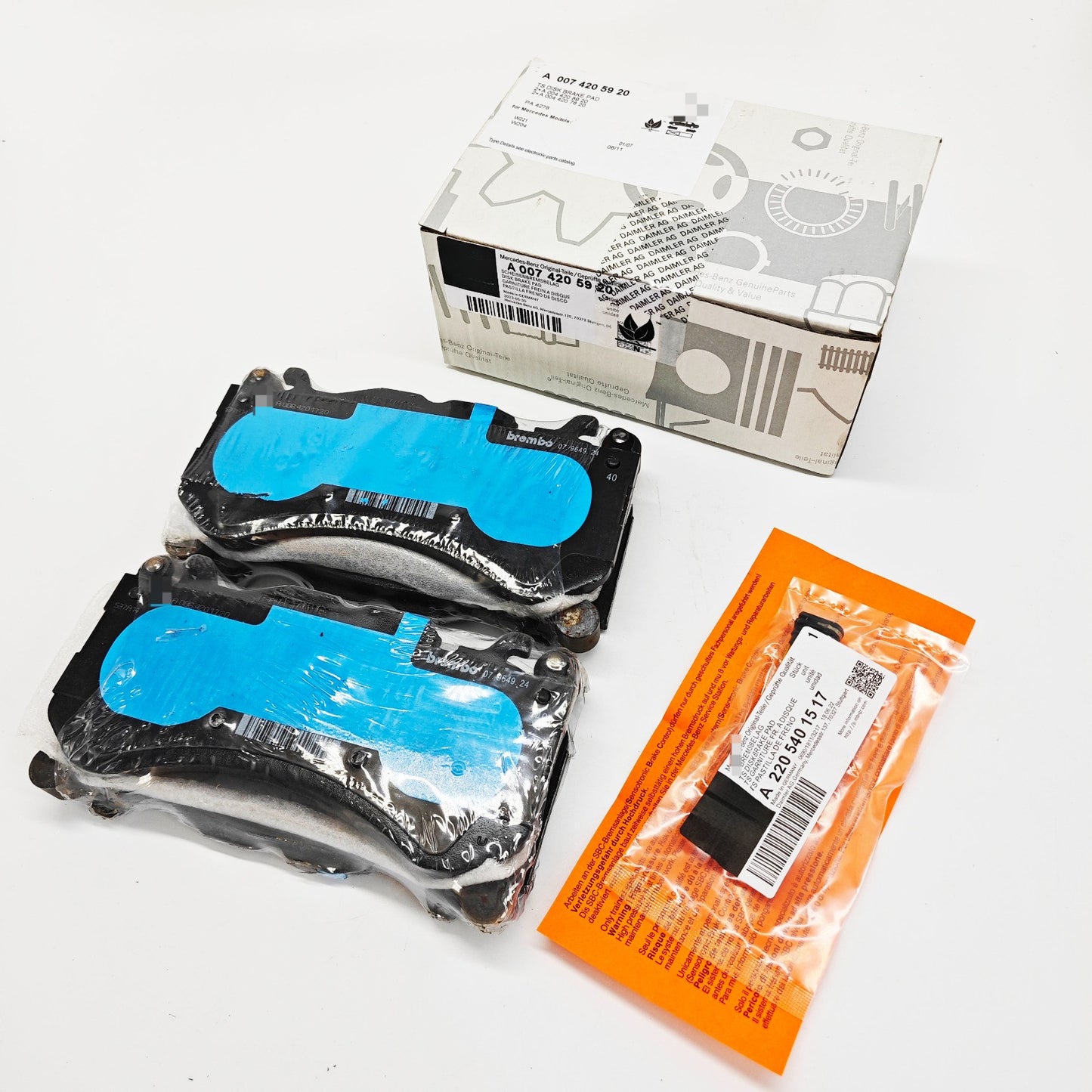 Brake pad set with front brake sensor for Mercedes-Benz 0074205920