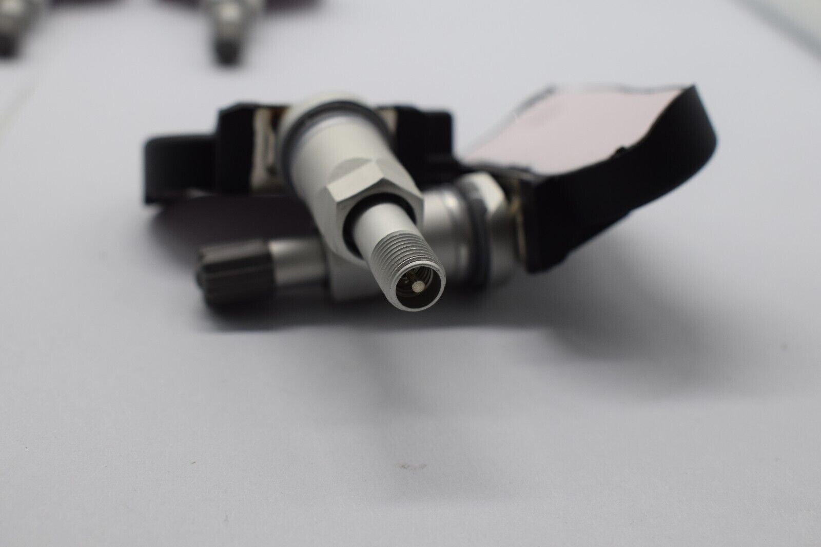 Four sets of 52933-D4100 tire pressure monitoring sensors are suitable for Hyundai and for Kia TPMS sensors.