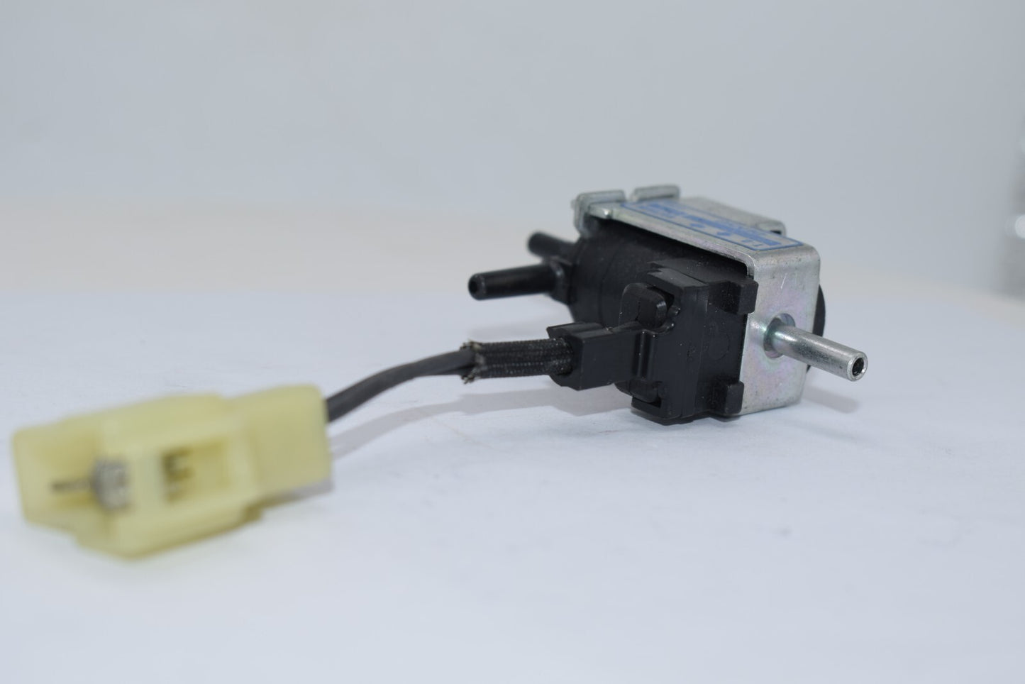 1985-89 for Toyota MR2 Vacuum Switch Valve # 084600-3220 Q