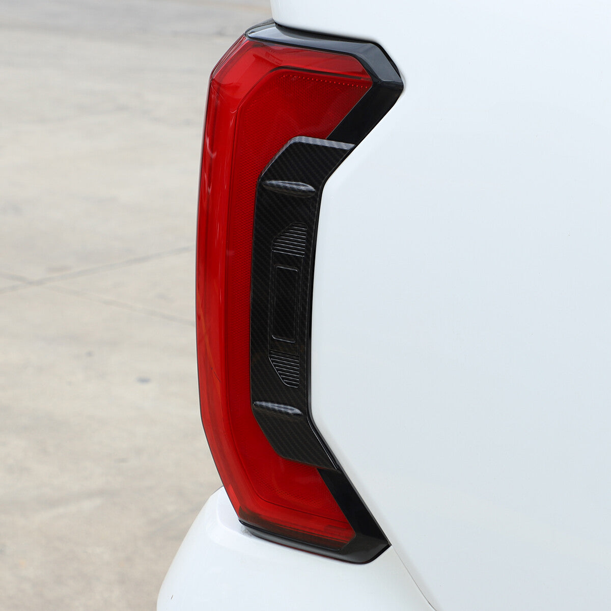 Carbon ABS rear taillight and side light cover trim for Toyota Tenderloin 2022/2023 (2 pieces)